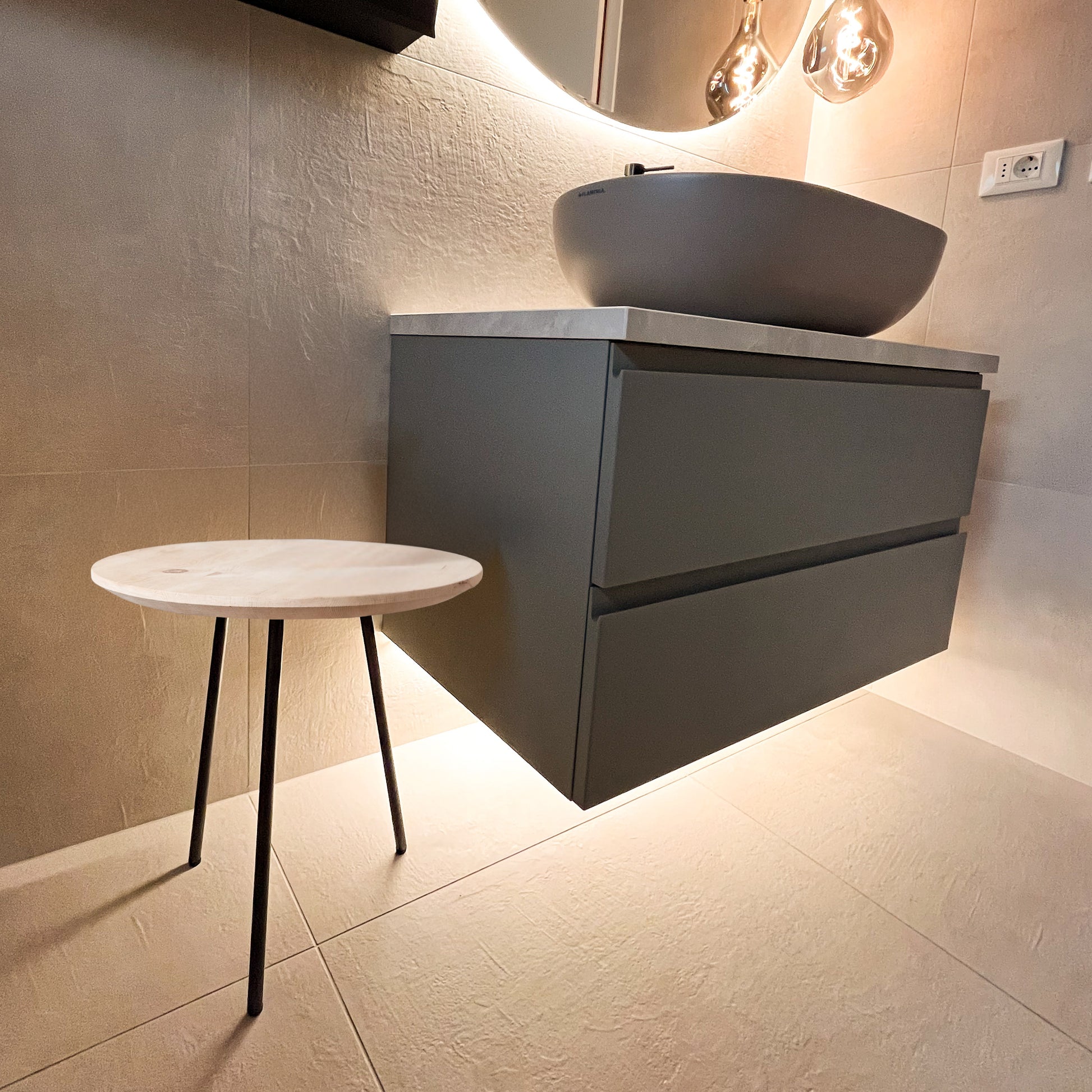 Zirbenholz Beistelltisch im Badezimmer
