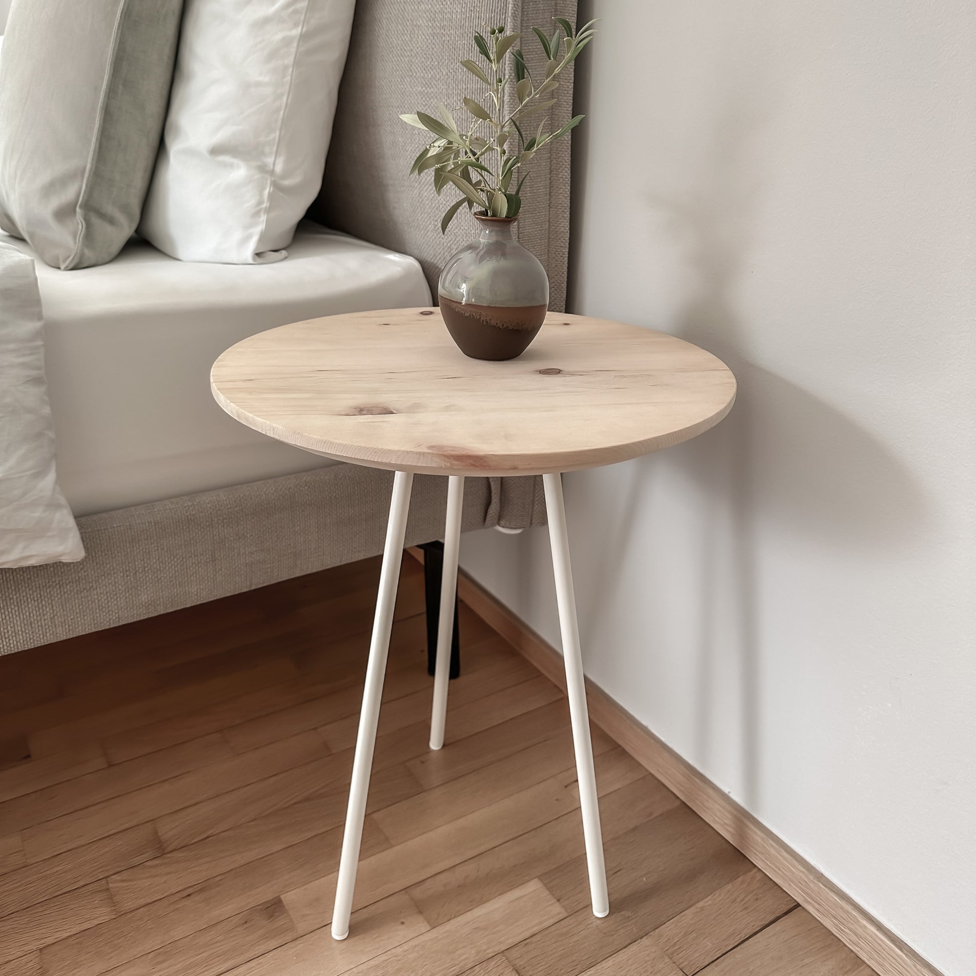 Minimalistischer Beistelltisch aus Zirbenholz mit weißen Metallbeinen