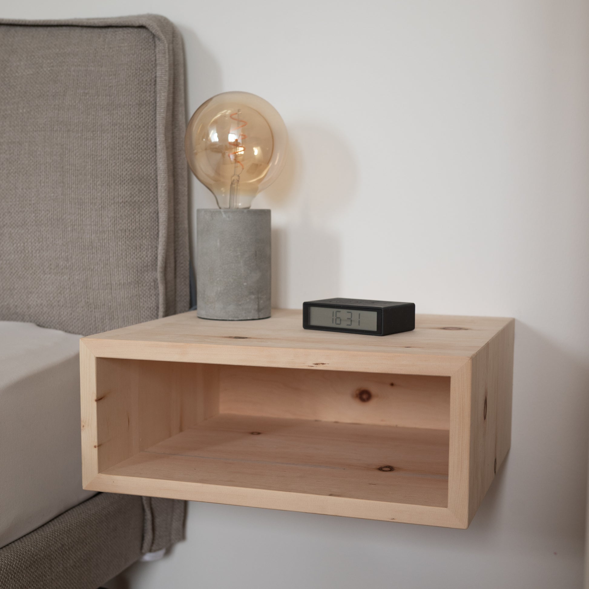 Schwebender Nachttisch TRAFOI aus massivem Zirbenholz im minimalistischen Schlafzimmer