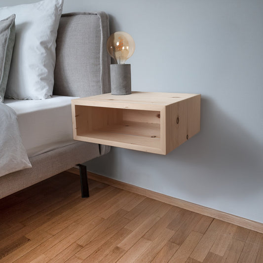 Schwebends Nachtkästchen neben Bett Zirbenholz