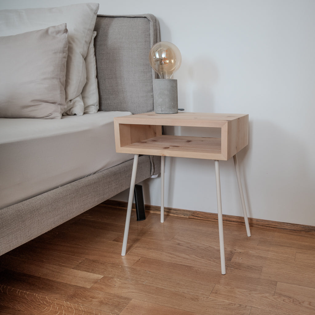Zirbenholz Nachttisch GREIN neben Bett im Schlafzimmer mit natürlichem Holzdesign in Weiß