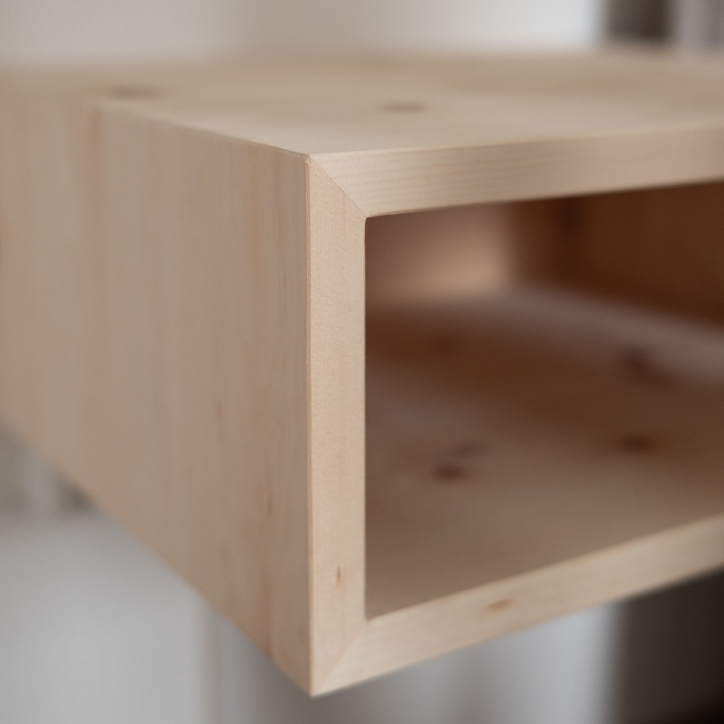Wandmontierter Nachttisch aus Zirbenholz mit schwebendem Design