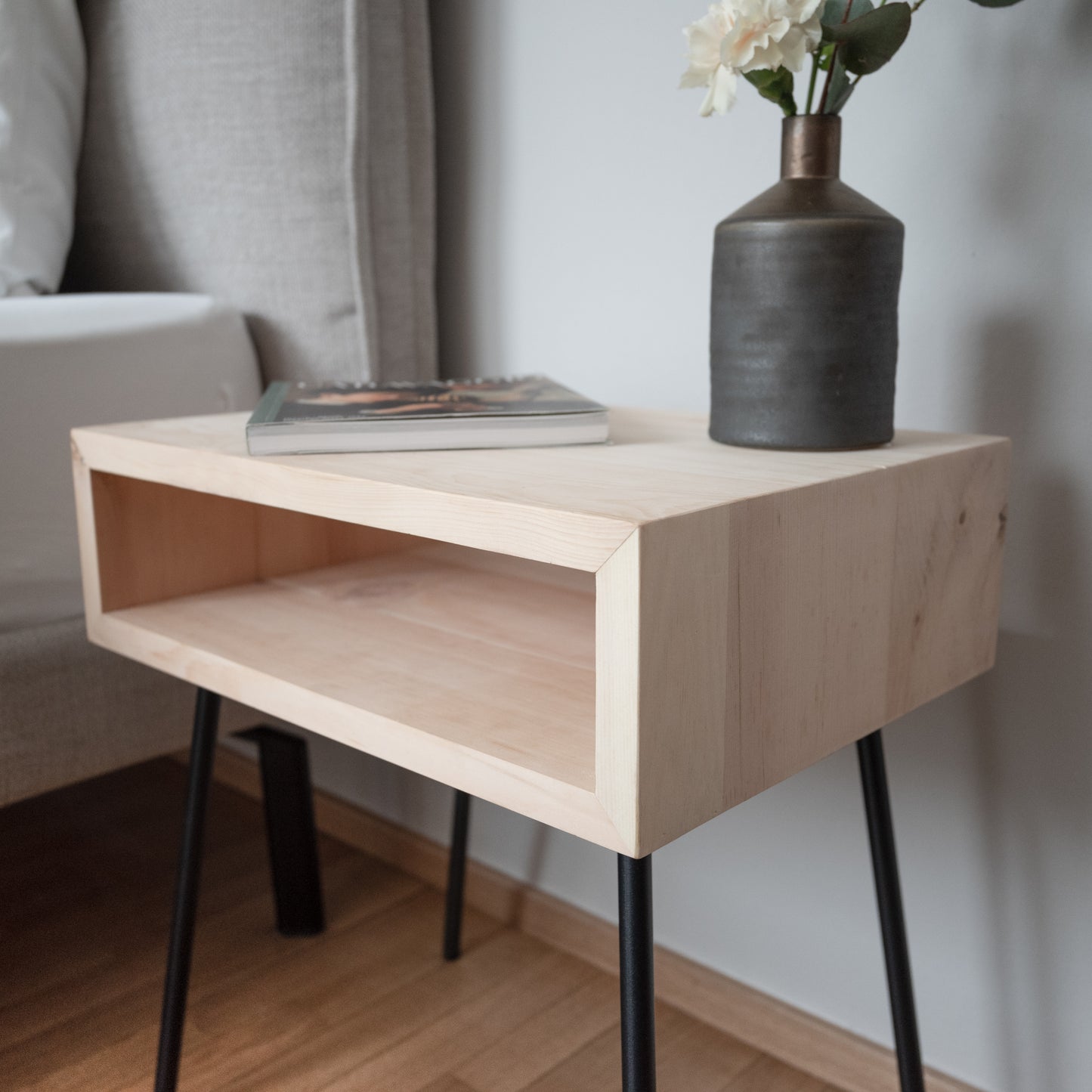 Nachttisch GREIN aus Südtiroler Zirbenholz – Natur, Design & Wohlbefinden vereint