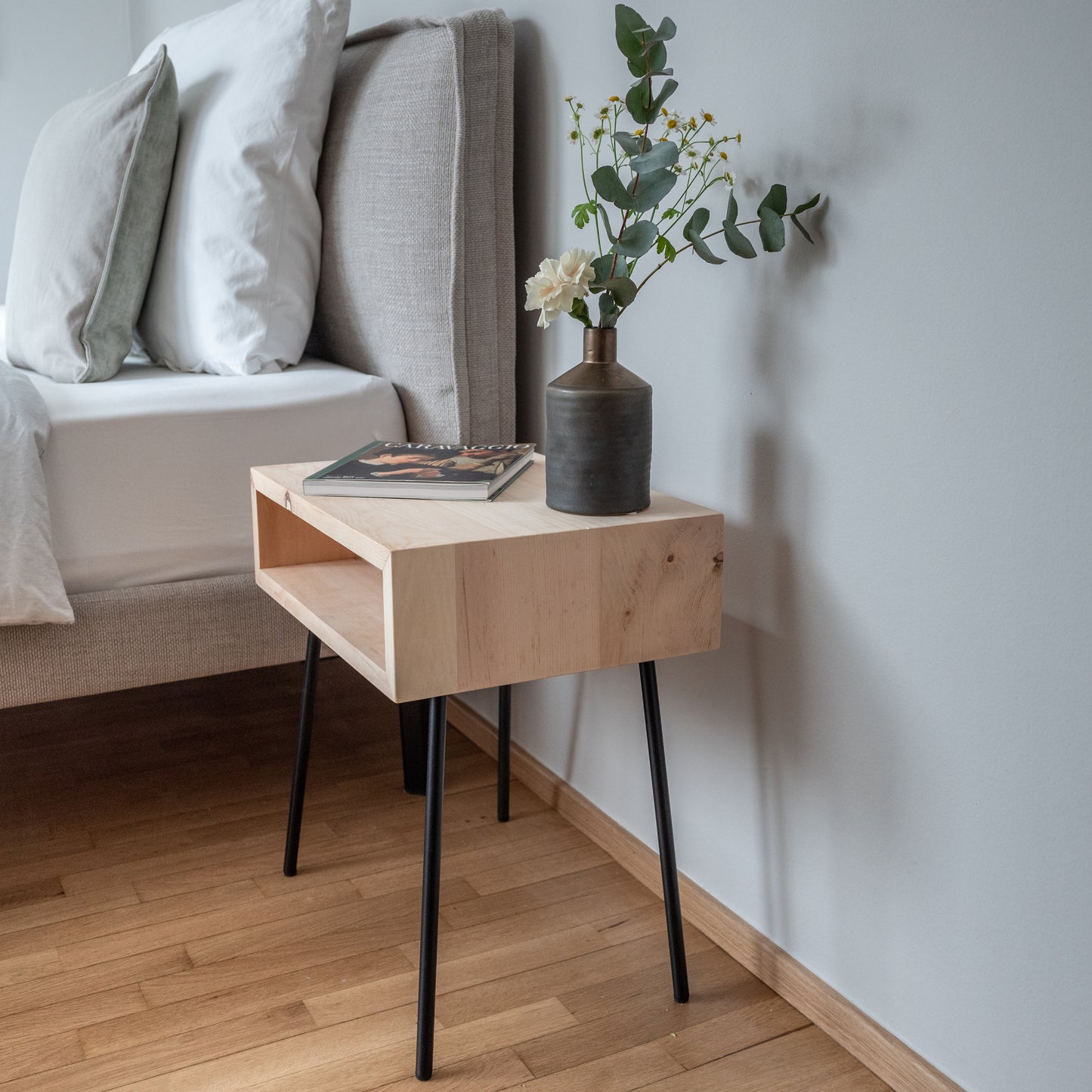 Nachttisch GREIN aus Südtiroler Zirbenholz – Natur, Design & Wohlbefinden vereint