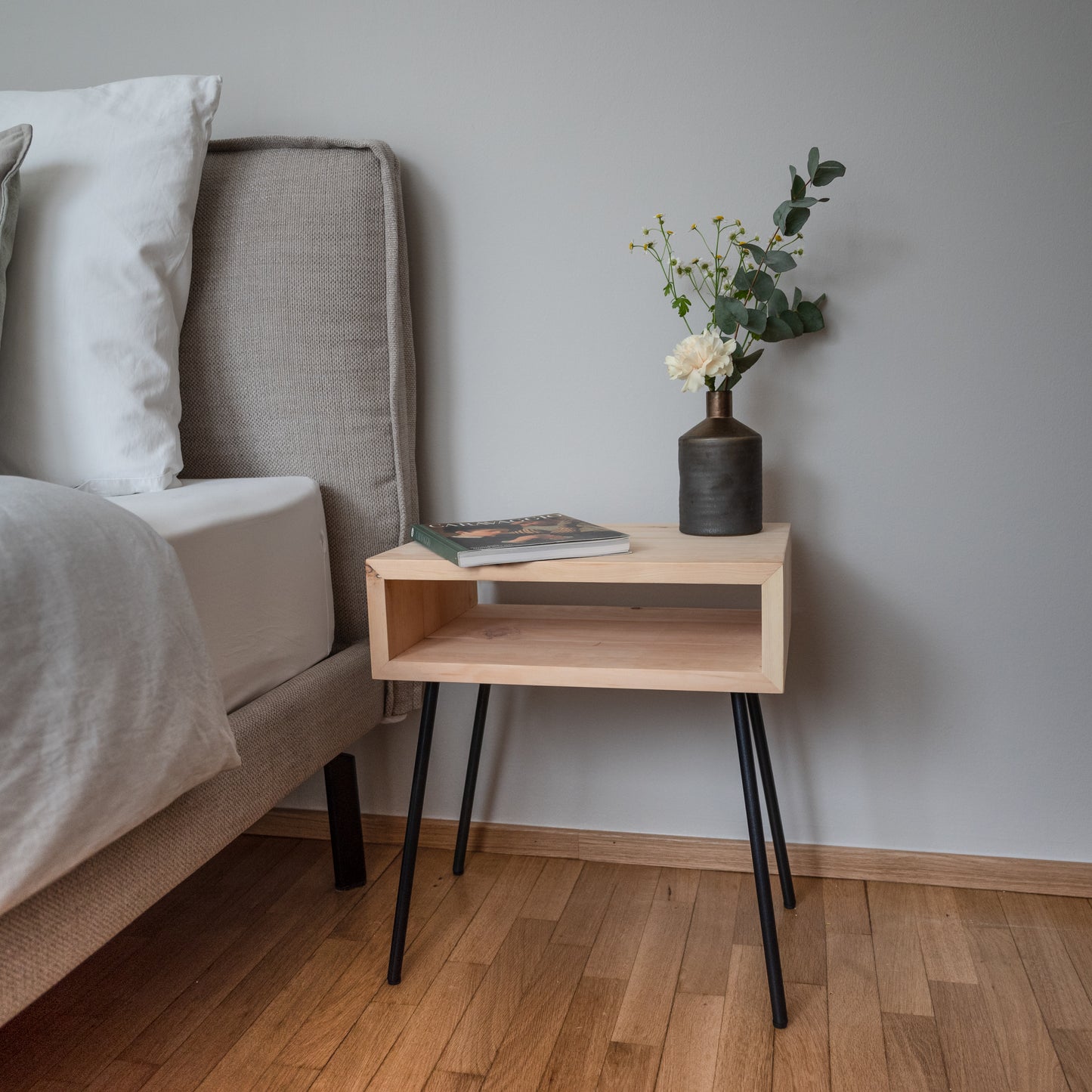 Nachttisch aus Zirbenholz im Schlafzimmer als Beistelltisch neben Bett